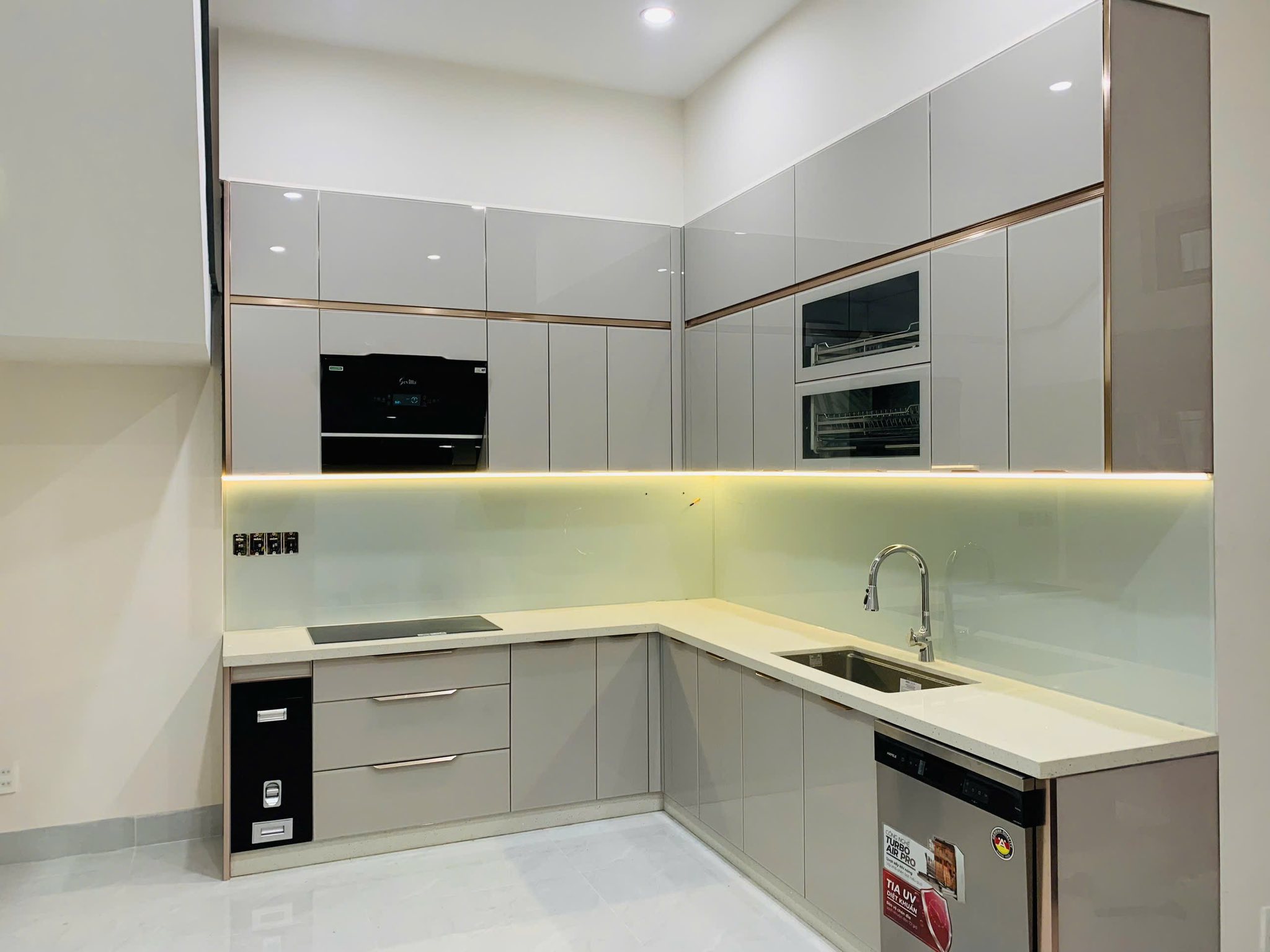 Tủ bếp inox cánh kính - Anh Tú Quy Nhơn 3