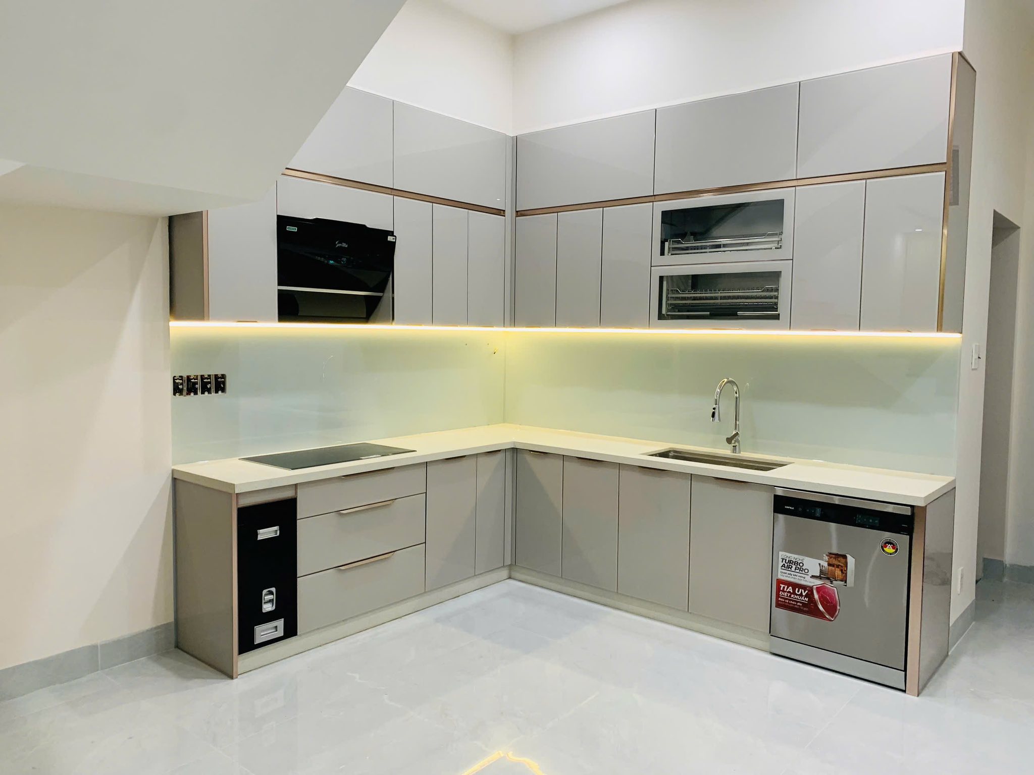 Tủ bếp inox cánh kính - Anh Tú Quy Nhơn 1