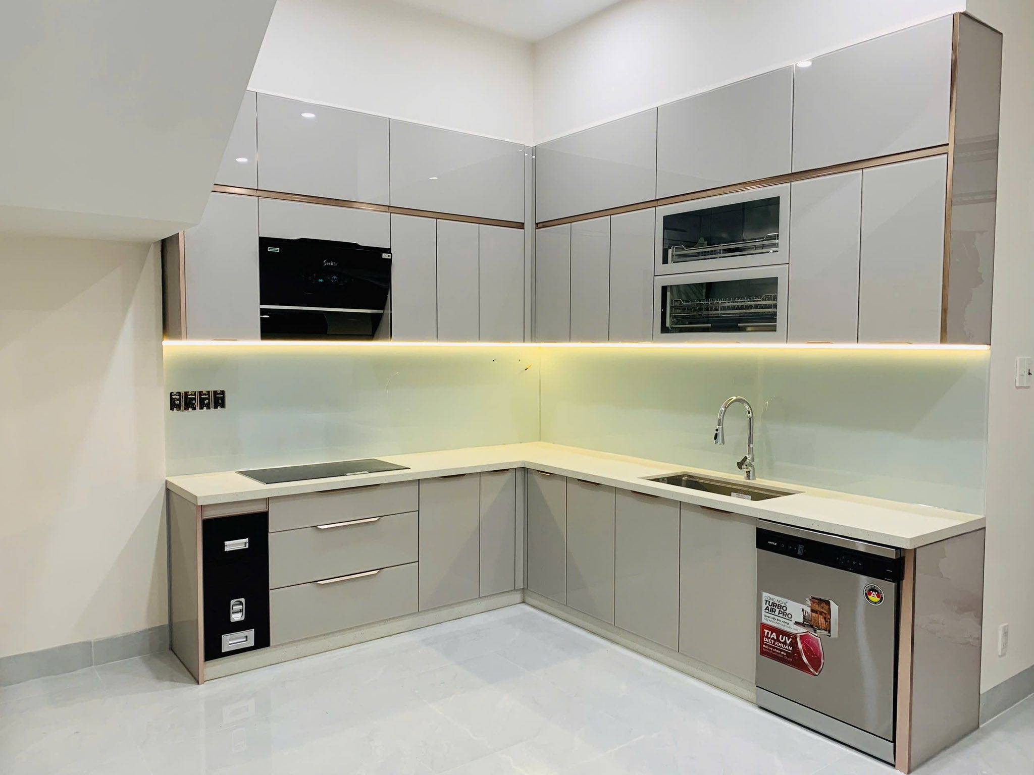 Tủ bếp inox cánh kính - Anh Tú Quy Nhơn 2