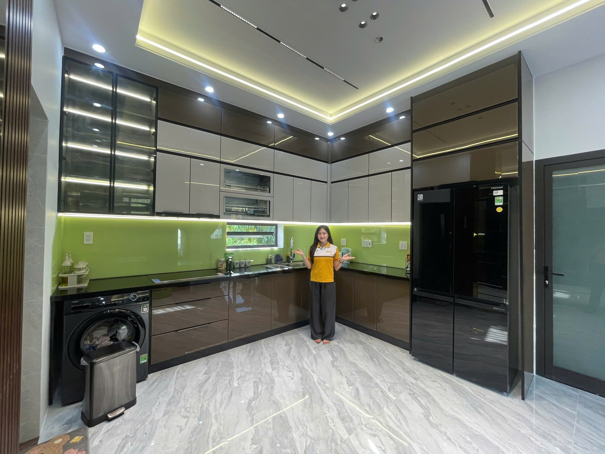 Tủ bếp inox cánh kính mệnh mộc 1