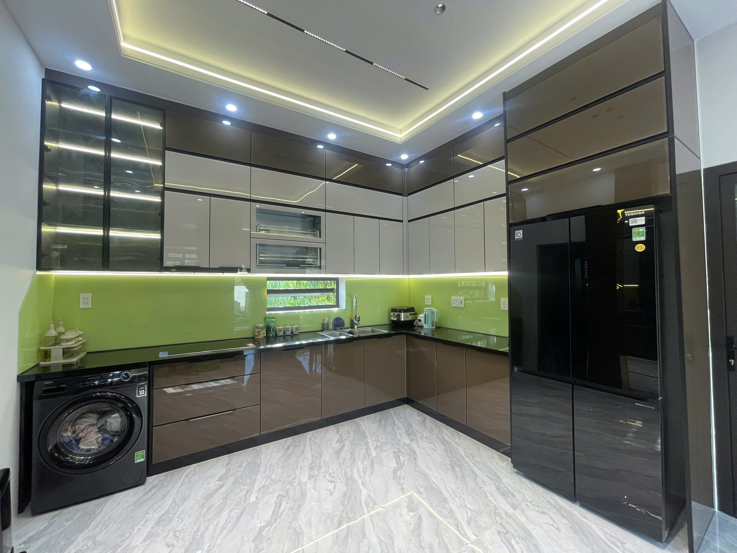 Tủ bếp inox cánh kính mệnh mộc 3