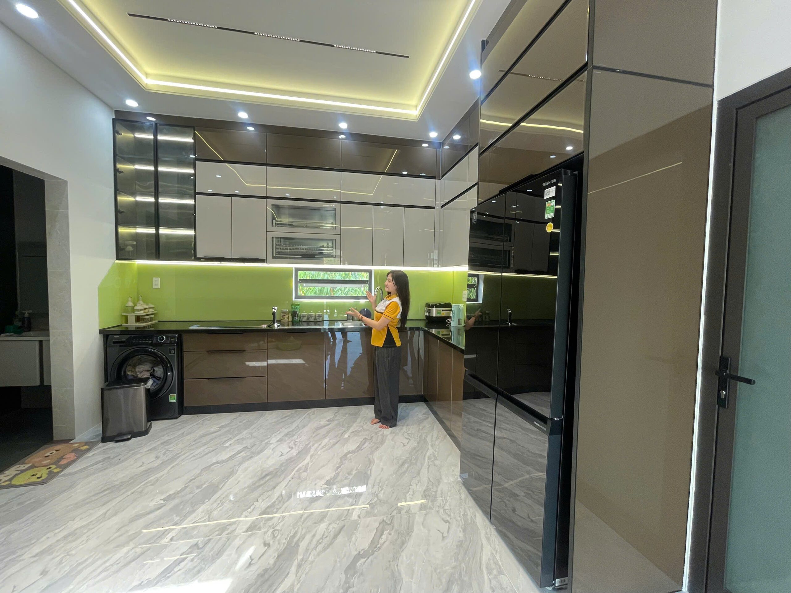 Tủ bếp inox cánh kính mệnh mộc 4