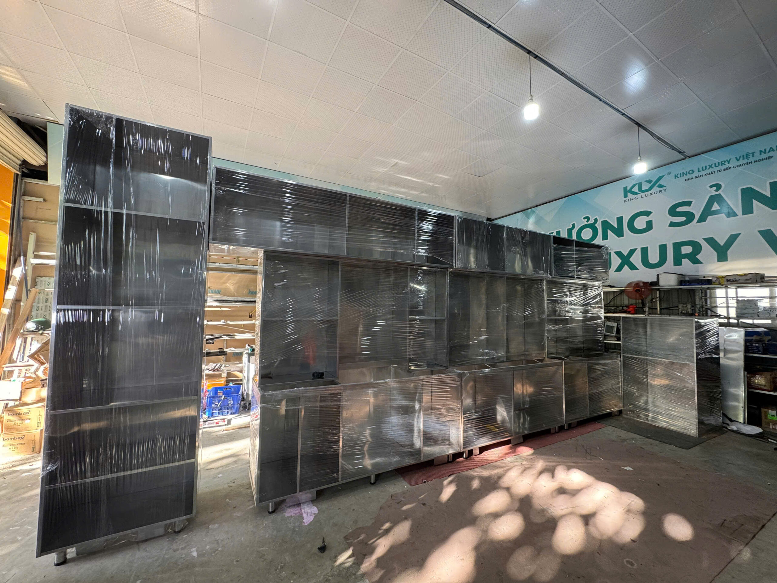 Khung tủ bếp inox cánh kính