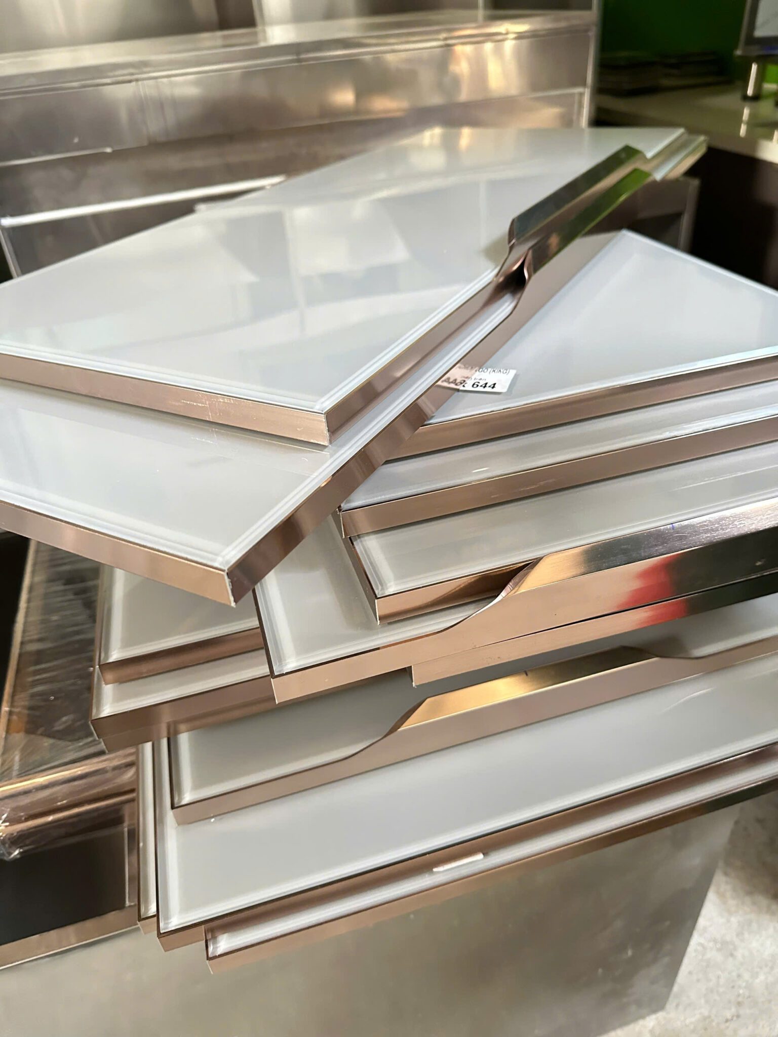 Cánh kính tủ bếp tràn viền có bền không?